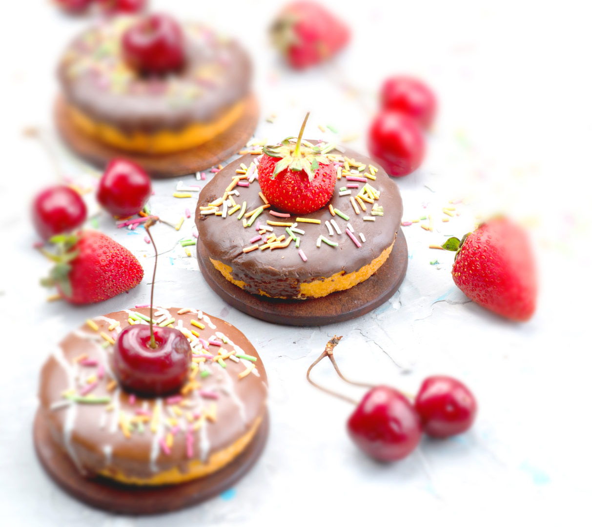 画像に alt 属性が指定されていません。ファイル名: front-view-little-chocolate-donuts-with-designed-fruits-top-cake-fruit-1213x1080.jpg