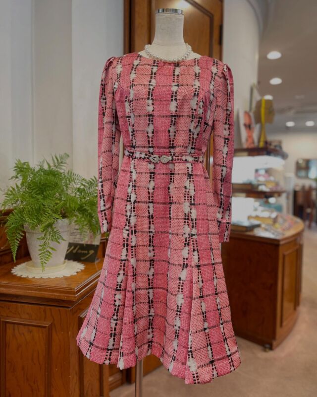 ・
ヒトミハマ
オリジナル

1枚で華やぐプリントワンピースです👗✨
ウエスト切替からエレガントに広がる
シルエットにお仕立てしました💖

@hitomihama_fashion
@hitomihama_official
#ヒトミハマ
#ヒトミハマジュエルサロン
#オーダーファッション福岡
#オーダードレス福岡
#パーティードレス福岡
#ウェディングドレス福岡
#ゲストドレス福岡
#福岡
#浄水通り
#女性経営者
#女性経営者福岡
#エレガントファッション
#パーティードレス
#プリントワンピース
#ワンピース