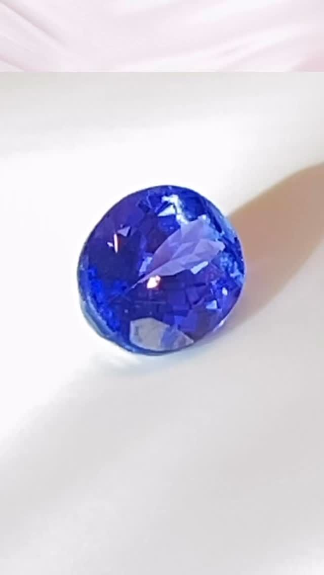 宝石💎夏気分
キラキラ光る宝石で、夏旅行のようなワクワクとトキメキとエナジーを♪

貴女の気分をアップしてくれる宝石との出会いを
思いっきり楽しんでみませんか？

お気に入りの宝石と出会ったら
オリジナルデザインのジュエリーへ♪

・
リフォームのご相談はお気軽に♪

@hitomihama_official 

#ヒトミハマ
#ジュエリー
#ジュエリーリフォーム
#オーダーリフォーム
#福岡
#宝石
#オーダーメイド
#オーダージュエリー 
#星座石
#誕生石
#ルース
#夏気分
#夏旅
#夏旅行