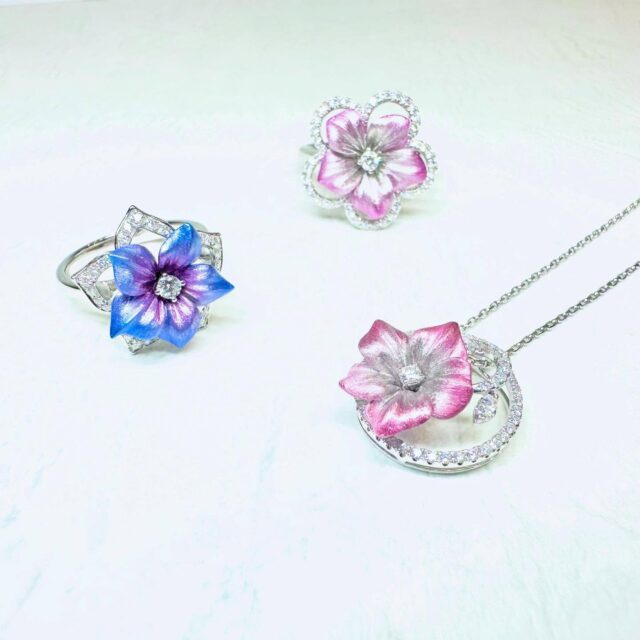 自然美をジュエリーへ
華やかさと美しい彩りを
エナメルならではの光彩で表現
天然石とはまた違った魅力を楽しめる
エナメルジュエリー
ダイヤモンドとのコンビネーションで
上品な輝きも相まって
大人可愛いジュエリーへ。
花びらのやわらかなラインを感じられる
フラワーデザインで
コーディネートに優しい華やかさをプラスしてみませんか♪
@hitomihama_official 
#ヒトミハマジュエルサロン
#ジュエリー
#福岡
#浄水通り
#エナメル
#オーダージュエリー
#デザイナーズジュエリー
#ジュエリーリフォーム