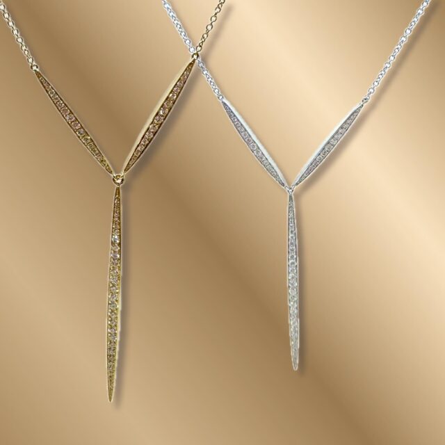 スッと描かれた無駄のないラインで魅せる
ダイヤモンドネックレス
スッキリとしなやかなラインデザインと
I字の揺れるトップが
芯のある強さと柔軟さを持ち合わせる魅力的なネックレスです。
シンプルでいつも身につけやすく
華やかなシーンでは煌めく存在感もあって
貴女のジュエリーライフをベースアップしてくれるアイテムです♪
2色展開でお好みに合わせてお選びいただけます
・
リフォームのご相談はお気軽に♪
@hitomihama_official 
#ヒトミハマ
#ジュエリー
#ジュエリーリフォーム
#オーダーリフォーム
#福岡
#宝石
#オーダーメイド
#オーダージュエリー 
#星座石
#誕生石
#ダイヤ
#ダイヤモンド
#金
#プラチナ