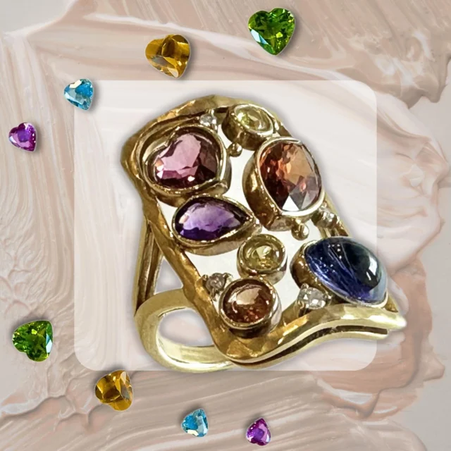 個性的なデザインを愛する
大人女子にふさわしいマルチカラーリング。

フリーハンドで描いたようなフレームの中に
コレクターズストーンのタンザナイトをはじめ、ガーネット、サファイア、トルマリンなど
カラーもカットも自由に組み合わせたスクエアデザインのリング。

ナチュラルなカーブと、ハンドメイド感のあるゴールドデザインで指馴染み良く
自然体で身につけられます。
・
リフォームのご相談もお気軽に♪

@hitomihama_official 

#ヒトミハマ
#ジュエリー
#ジュエリーリフォーム
#オーダーリフォーム
#福岡
#宝石
#オーダーメイド
#オーダージュエリー 
#ハンドメイド
#星座石
#誕生石
#タンザナイト
#カラーストーンリング
#金
#プラチナ
#リング