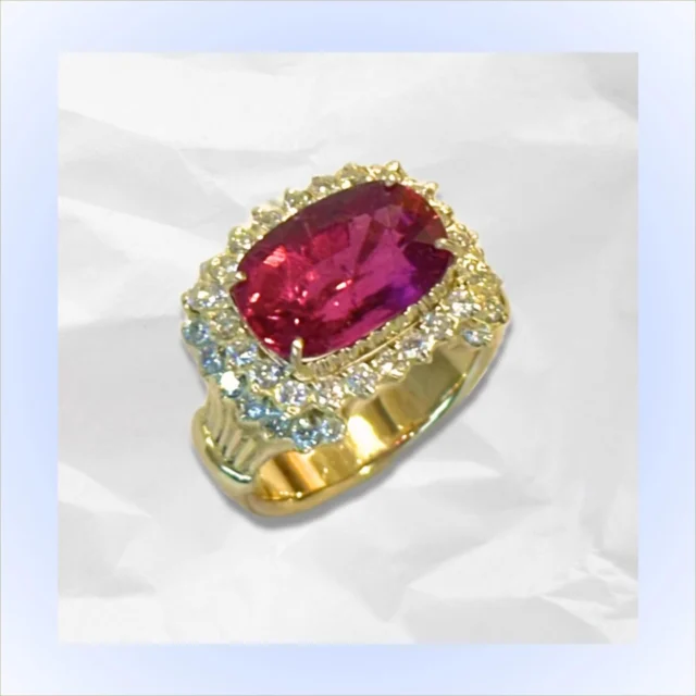 ルベライト&ダイヤモンドのリング

赤色のトルマリン
ルベライトは
深みと明るさのバランスが美しく
ルビーのような格式を感じられる宝石

スクエアのルベライトを
綺麗なダイヤモンドで縁どり
キラキラと品良く輝くリング

特別な日の指先の装いにふさわしい
存在感たっぷりの
ハイジュエリーです

・
ヒトミハマ公式オンラインショップも
ぜひチェックしてみてください♪

公式オンラインショップ
↓↓
https://shop.hitomihama.co.jp/
(プロフのリンクからでも！)

リフォームのご相談はお気軽に♪

@hitomihama_official 

#ヒトミハマ
#ジュエリー
#ジュエリーリフォーム
#トルマリン
#ルベライト
リング
オーダーリフォーム
福岡
宝石
リフォーム
リング
薬院
浄水通
オーダーメイド
ブライダルリング
エンゲージリング
マリッジリング
アニバーサリー