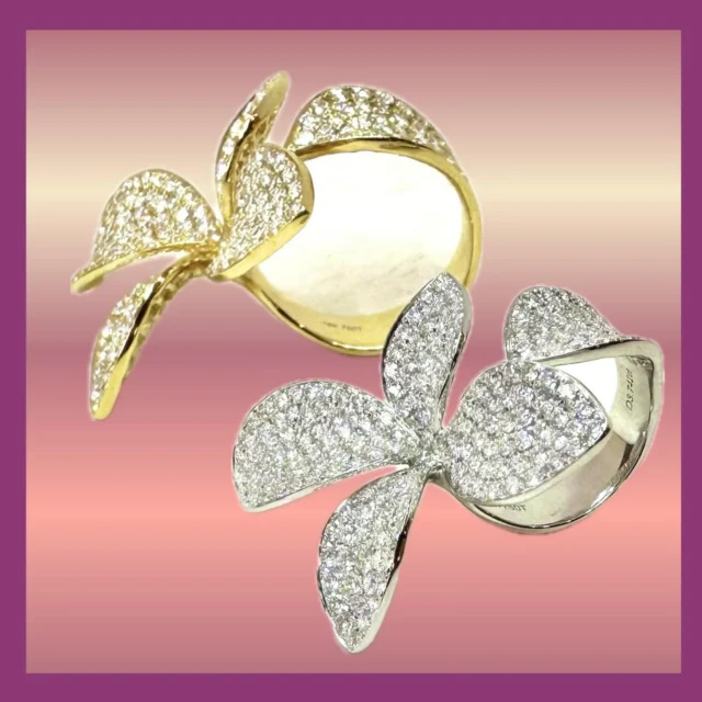 パヴェダイヤのフラワーリング

どこから見ても美しい光を感じられる
きめ細かなパヴェセッティングを活かしたデザイン。

パヴェだからこそ、しなやかなカーブも表現できて
自然界の美しさをジュエリーとしてカタチにすることができます。

フラワーモチーフで全体を華やかに魅せるデザインで
身につけた時の優雅な輝きでココロを豊かに満たしてくれます♪

・
リフォームのご相談はお気軽に♪

@hitomihama_official 

#ヒトミハマ
#ジュエリー
#ジュエリーリフォーム
#オーダーリフォーム
#福岡
#宝石
#オーダーメイド
#オーダージュエリー 
#星座石
#誕生石
#ダイヤ
#ダイヤモンド
#金
#プラチナ
#ダイヤリング