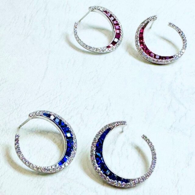 クレセントムーンピアス

三日月のような繊細で美しい弧を描く
スタイリッシュなピアス

新月から満月へと向かう三日月は
成長し満ちていくエネルギーを秘めています
ルビーやサファイヤのラインをミステリーセッティングで描き
ダイヤモンドの縁取りが夜空の煌めきを思わせます。

お顔周りを綺麗に彩り
スッとしたデザインで洗練されたイメージをプラスしてくれます

ジュエリーコーディネートの楽しみを広げてくれるデザインピアスです♪

・
リフォームのご相談はお気軽に♪

@hitomihama_official 

#ヒトミハマ
#ジュエリー
#ジュエリーリフォーム
#オーダーリフォーム
#福岡
#宝石
#オーダーメイド
#オーダージュエリー 
#星座石
#誕生石
#ピアス
#イヤリング
#ダイヤモンド
#ダイヤ
#ルビー
#サファイヤ
#ルビーピアス
#サファイヤピアス