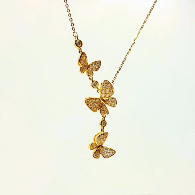 美しさと自由を描くバタフライモチーフジュエリー

美しい姿へと成長変身する蝶は
美の象徴、自由な未来への願いを表すモチーフとして
ジュエリーにもデザインされます。

軽やかに、華やかに舞う蝶をデザインしたネックレスは
身につけると、明るくアクティブに、そして可憐な印象も見せてくれます。

ダイヤモンドで描かれた綺麗な蝶のキラキラとした輝きを
楽しみながら身に纏ってみませんか♪
　
・
リフォームのご相談はお気軽に♪

@hitomihama_official 

#ヒトミハマ
#ジュエリー
#ジュエリーリフォーム
#オーダーリフォーム
#福岡
#宝石
#オーダーメイド
#オーダージュエリー 
#星座石
#誕生石
#ダイヤモンド
#ダイヤ
#ダイヤジュエリー
#ダイヤネックレス
#蝶
#バタフライ
#蝶モチーフ