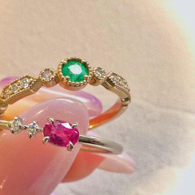 人気のアンティークテイストの
エメラルドリング

公式オンラインショップで販売中です

華奢でシンプルな印象なのに
細やかなデザインへのこだわりが詰まったエメラルドのリングです。

エメラルドのまわりは
アンティークジュエリーのようなミル打ちデザインがほどこされ
ダイヤモンドとゴールドの上質な煌めきで
品格と存在感を魅せてくれます。

指先を上品に、落ち着いた華やぎで、彩ります。

・
ヒトミハマ公式オンラインショップも
ぜひチェックしてみてください♪

公式オンラインショップ
↓↓
https://shop.hitomihama.co.jp/
(プロフのリンクからでも！)

リフォームのご相谈はお気軽に♪
@hitomihama_official 

#ヒトミハマ
#ジュエリー
#ジュエリーリフォーム
#エメラルド
#カラーストーン
オーダージュエリー
リフォーム
アンティーク