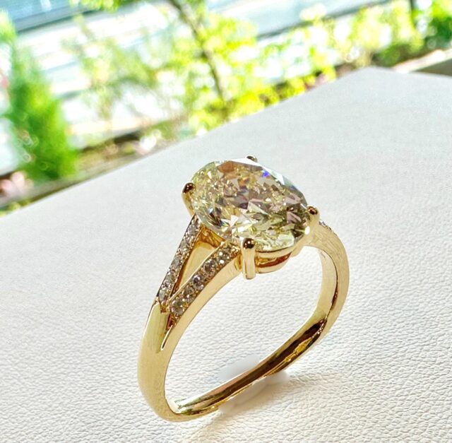 ダイヤモンドリングの魅力を
最高級に感じはれる
稀少な大粒ダイヤモンドのジュエリー

際立つ美しい煌めきと
存在感たっぷりの華やかさは
憧れと自信を纏わせてくれます

強くも品のあるダイヤモンドリングの
印象的な輝きは
息を飲むほどの美しさで視線をあつめます

華やかなジュエリーが似合う新たな一年のスタートに
ダイヤモンドの輝きを添えてみませんか

・
リフォームのご相談はお気軽に♪

@hitomihama_official 

#ヒトミハマ
#ジュエリー
#ジュエリーリフォーム
#オーダーリフォーム
#福岡
宝石
オーダーメイド
オーダージュエリー 
星座石
誕生石
リング
ダイヤモンド
ダイヤ
ダイヤリング
大粒ダイヤ
ブリリアントカット