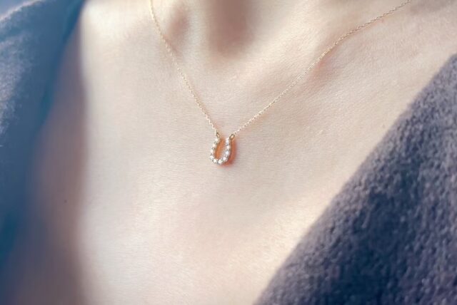 2026年　☆運気アップジュエリー☆
幸運を集めてハッピーモードに切り替えるモチーフ
"ホースシュー(馬蹄)"のペンダント

12年に一度の午年に、もっとエネルギーを高めて
夢・願いに近づきたい方にオススメの
運気アップジュエリーです♪

馬蹄のモチーフは西洋でも東洋でも
ラッキーモチーフとして大切にされているカタチ。
たくさんの幸福なエネルギーを引き寄せましょう♪

公式オンラインショップにて。
他にも運気アップしてくれるジュエリーと併せて
ご紹介しています。
ぜひチェックしてみてください♪

・
公式オンラインショップ
↓↓
https://shop.hitomihama.co.jp/
(プロフのリンクからでも！)

@hitomihama_official 

#ヒトミハマ
#ジュエリー
#開運ジュエリー
#馬蹄
#オーダージュエリー