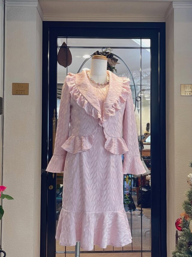 ・
ヒトミハマ
オリジナルデザイン

精巧なフリルが美しい
上品で華やかなアンサンブルを
お仕立ていたしました🪡✨

@hitomihama_fashion
@hitomihama_official
#ヒトミハマ
#ヒトミハマジュエルサロン
#オーダーファッション福岡
#オーダードレス福岡
#パーティードレス福岡
ウェディングドレス福岡
ゲストドレス福岡
福岡
浄水通り
女性経営者
女性経営者福岡
エレガントファッション
ワンピース
レース
スーツ
フリル