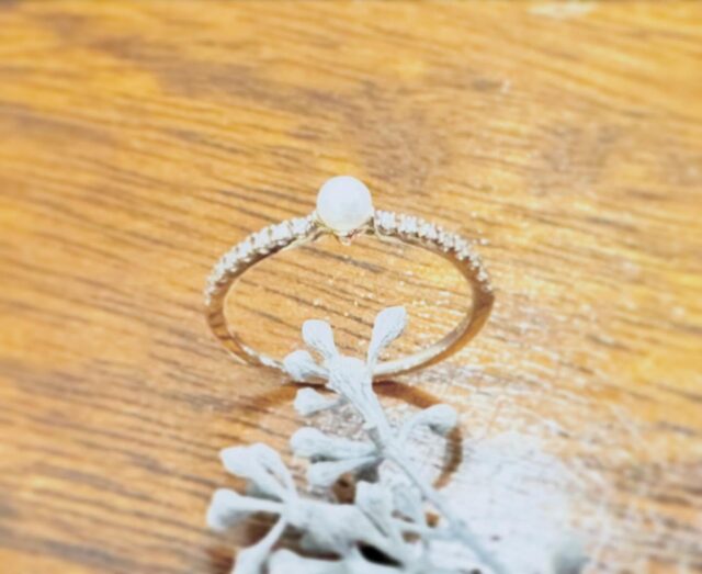 表情豊かなパールの魅力にハマる

フォーマルなイメージがあるパールジュエリー。
でも、パールのサイズやカラーや組み合わせで
色んな雰囲気が楽しめます♪

ベビーパールの小粒感で可愛らしく
南洋パールの大らかさで冒険心をくすぐられ
アコヤパールのクラッシックさで品良く

リング、ピアス、ネックレスなどお好みのアイテムでお楽しみください。

一粒のパールから描かれていく
オリジナルデザインのパールジュエリーをぜひ♪

・
公式オンラインショップ
↓↓
https://shop.hitomihama.co.jp/
(プロフのリンクからでも！)

@hitomihama_official 

#ヒトミハマ
#ジュエリー
#真珠
#パール
#オーダージュエリー