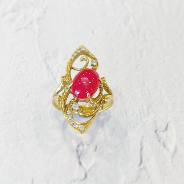 とろみピンクの愛らしさに心惹かれる
インカローズリング

どのピンクともテイストが異なる
インカローズのピンクカラーは
特別に心惹かれるものがあります

愛の宝石として、多くの女性たちから愛されるインカローズは
恋愛や結婚だけでなく
いつも一生懸命に生きている自分自身を愛し
優しく受け入れてくれる
深い愛のエネルギーを持つ宝石です。

愛の季節でもある冬のジュエリーとしてもオススメです♪

・
公式オンラインショップ
↓↓
https://shop.hitomihama.co.jp/
(プロフのリンクからでも！)

@hitomihama_official 

#ヒトミハマ
#ジュエリー
#インカローズ
#愛情運
#ジュエリーショップ