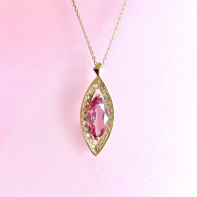 マラヤガーネットのネックレス

ヨーロッパでは「黄昏色のガーネット」と言われ
甘く魅惑的で綺麗なピンクカラーが
オリジナリティあふれる宝石として大切にされています♪

シャープさを演出してくれるマーキスカットの
マラヤガーネットのネックレスは
デコルテを華やかに、アクティブに彩ります。

肌にもよくなじむ宝石なので
色々なファッションコーデにも合わせられる
優秀なジュエリーとして楽しめます♪

・
公式オンラインショップ
↓↓
https://shop.hitomihama.co.jp/
(プロフのリンクからでも！)

@hitomihama_official 

#ヒトミハマ
#ジュエリー
#ガーネット
#ネックレス
#オーダーメイド