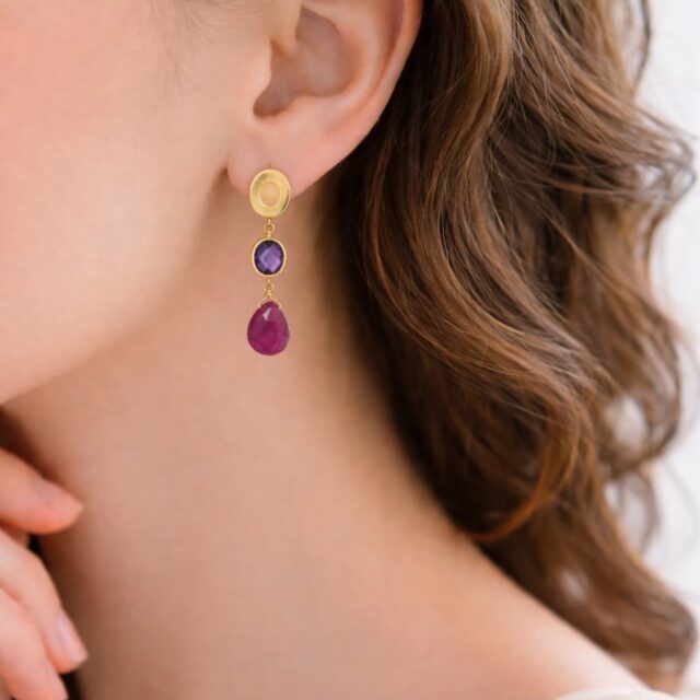 いつもの一日を✨特別✨に変えるジュエリー

忙しい一日も、ふと映る横顔にときめく瞬間を。
“私らしさ”をそっと引き出すピアス。

レインドロップのようなルビーが揺れるピアス。
ハンドメイドのぬくもりを感じるルビー&ゴールドで
大きめのルビーに合わせて少し長めのデザインに。

マットなゴールドの質感とアメジストの紫が
オシャレ度を高めて印象的なピアスに♪
・
ヒトミハマ公式オンラインショップも
ぜひチェックしてみてください♪

公式オンラインショップ
↓↓
https://shop.hitomihama.co.jp/
(プロフのリンクからでも！)

オリジナルジュエリーやリフォームのご相談は公式LINEからお気軽に♪

@hitomihama_official 

#大人ジュエリー
#40代ファッション
#50代ファッション
#自分へのご褒美
#きれいめコーデ