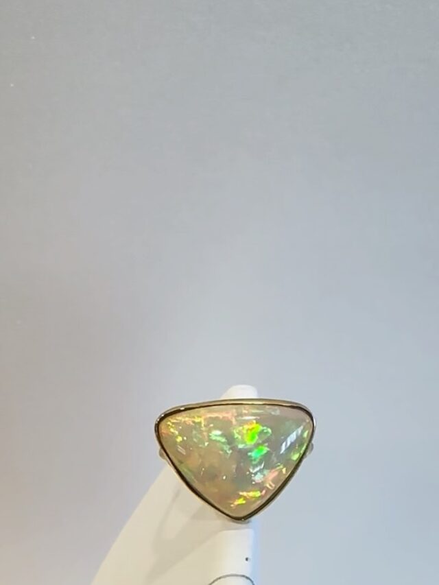 遊色〜play of color〜に魅せられるジュエリー

オパール最大の魅力
ゆらめく多彩な色と煌めきが
たっぷりと感じられるホワイトオパール。

ピュアな美しさと
希望に満ちたエネルギーで包み込んでくれます。

すいこまれるような美しい色遊び。
ホワイトベースのオパールはコーディネート選びも気軽にできて
個性+身につけやすさ、の両方を叶えてくれる
素敵なリングです。
・
ヒトミハマ公式オンラインショップも
ぜひチェックしてみてください♪

公式オンラインショップ
↓↓
https://shop.hitomihama.co.jp/
(プロフのリンクからでも！)

オリジナルジュエリーやリフォームのご相談は公式LINEからお気軽に♪

@hitomihama_official 

#大人ジュエリー
#40代ファッション
#50代ファッション
#自分へのご褒美
#きれいめコーデ