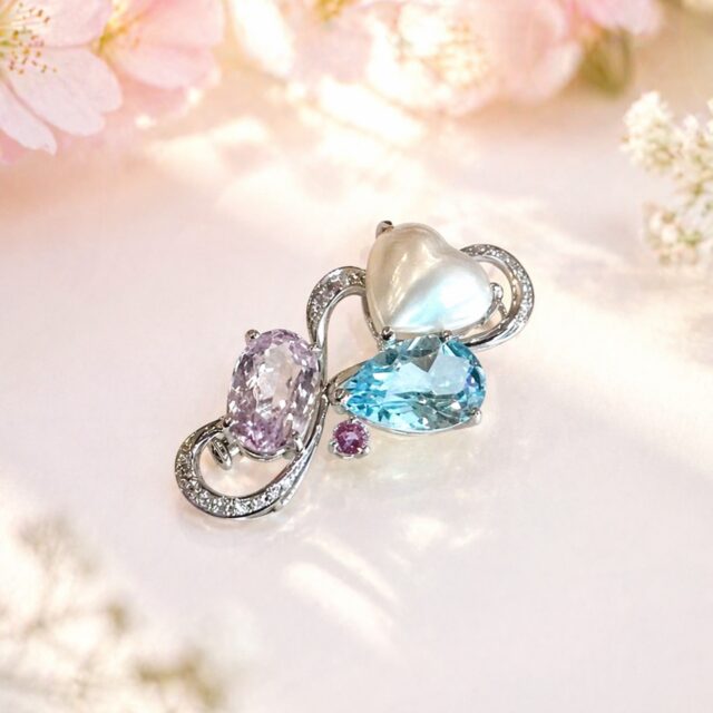 光をまとう、大人の余裕。
マベパールのジュエリーブローチ

虹色に揺らめくマベパール。
やわらかなハートのフォルムに、
カラーストーンの輝きを重ねて。

流れるような曲線が、
女性らしさと凛とした強さを引き出す
オリジナルデザインのブローチ。

華やかなパーティーシーンはもちろん、
ビジネスの場でも“印象に残る人”へ。

ただ飾るだけじゃない。
今の自分を、さりげなく格上げするジュエリー。

「似合うものを選ぶ」から
「自分を引き立てるものを纏う」へ。

春のパーティーや大切なシーンに向けて、
“今のあなたに似合う一点”を一緒に見つけませんか？

DMまたは公式LINEにて、
個別にご相談をお受けしています。

@hitomihama_official 

#大人ジュエリー
#マベパール
#40代ファッション
#50代コーデ
#自分らしく輝く