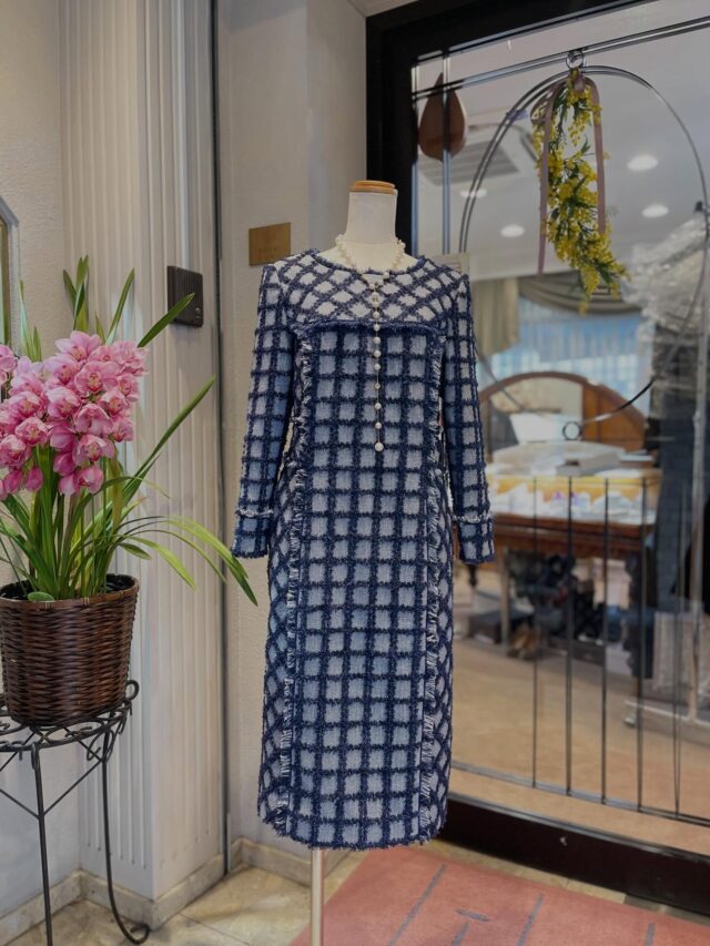 ・
ヒトミハマ
オリジナルデザイン

お客様よりオーダーいただきました✨
格子デザインのデニム生地ワンピース

レディライクな切替ラインにフリンジを施し
いっそう華やかなデニムワンピースに仕上がりました👗🌟

@hitomihama_fashion
@hitomihama_official
#ヒトミハマ
#ヒトミハマジュエルサロン
#オーダーファッション福岡
#オーダードレス福岡
#パーティードレス福岡
ウェディングドレス福岡
ゲストドレス福岡
福岡
浄水通り
女性経営者
女性経営者福岡
エレガントファッション
ワンピース
デニム