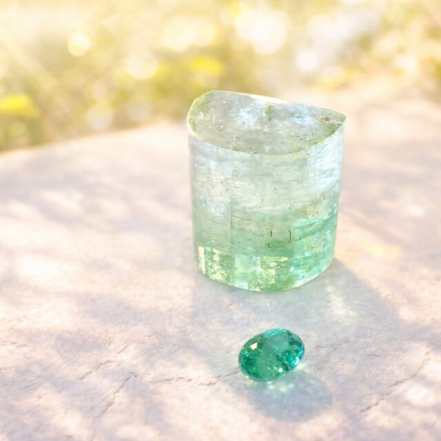 「光を纏う、春色の透明感」

やわらかな陽射しの中で
そっと輝く天然石たち。

グリーントルマリンの透明なグリーンは
心と身体のバランスをそっと整え、
自然体の美しさへと導いてくれる。

アクアマリンの澄んだブルーは
心を静かに整えてくれるように。

エメラルドの深いグリーンは
内側からの美しさと自信を引き出す。

そして
ペリドットのやさしい輝きは
春のような軽やかさと前向きなエネルギーを。

身につけるたびに
「今のわたし」にしっくりくる感覚。

ただ飾るだけじゃない
“整うジュエリー”という選択を。

春の光とともに
あなたの透明感を、もう一度。

あなたの透明感を引き出す石、見つけてみませんか。
気になる方はDMでご相談ください

“今のあなたに似合う一石”、ご提案しています

@hitomihama_official 

⸻

#大人のジュエリー
#透明感アップ
#天然石ジュエリー
#40代からの美しさ
#春コーデ