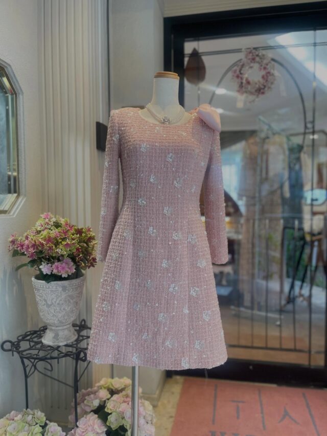 ・
ヒトミハマ
オリジナルデザイン

リボンが特徴的なツイードワンピース🎀

大輪の花のように華麗な一着に仕上がりました👗🌷✨

@hitomihama_fashion
@hitomihama_official
#ヒトミハマ
#ヒトミハマジュエルサロン
#オーダーファッション福岡
#オーダードレス福岡
#パーティードレス福岡
ウェディングドレス福岡
ゲストドレス福岡
福岡
浄水通り
女性経営者
女性経営者福岡
エレガントファッション
ワンピース
ツイード
リボン