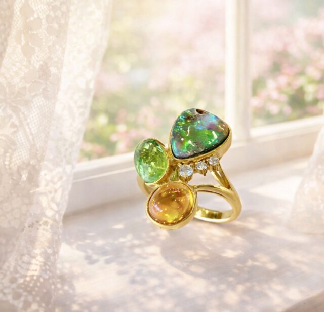 計算されすぎない美しさ。

プレイオブカラーが生み出す
唯一無二の輝き。

ランダムに組み合わされた
オパールのフォルムと色彩が
洗練された個性を引き立てる。

主張しすぎないのに、忘れられない。

それは
大人の女性だけが楽しめる
“余白のあるジュエリー”。

動くたびに、視線を集める存在へ。

@hitomihama_official 

⸻

#オパールリング
#プレイオブカラー
#大人ジュエリー
#一点物
#オパール