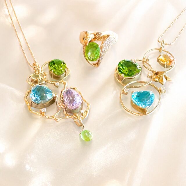 光をまとう、大人の余裕。

計算された曲線と
自然からの贈り物である宝石の色の重なり。

ただ“綺麗”なだけじゃない
身につけた瞬間、空気が変わるジュエリー。

ふとした瞬間に目に入る、指先や胸元が
ほんの少し輝くだけで
気持ちは、驚くほど変わります。

それは光をまとった天然石が
“今の自分”に、そっと自信をくれるから。

グリーンの透明感
ブルーの澄んだ輝き
やわらかな曲線のデザイン

甘すぎず、でも女性らしい
大人のためのジュエリーです。

日常に、ほんの少しの特別を。

▶︎DMまたは公式LINEでご相談いただけます

@hitomihama_official 

#大人ジュエリー
#自分を満たす時間
#天然石アクセサリー
#40代ファッション
#上質な暮らし