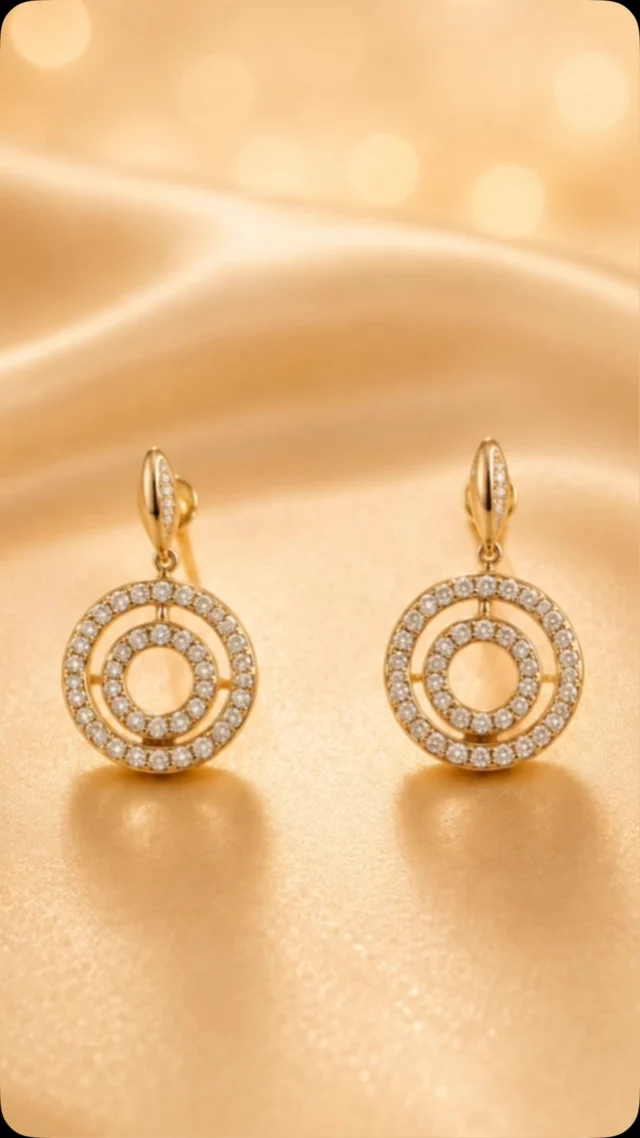 GOLD & Diamond ピアス

初夏の陽射しに映えるダイヤモンドのピアス。
ゴールドベースで揺れるタイプのデザインなので
存在感がありながらも軽やかな印象に♪

シアーなファッションが多くなる季節に
コーディネートしやすい抜け感のあるピアスです。
ダブルのサークルダイヤモンドは
大人女性にピッタリな上質さと遊び心を兼ね備えています。

今、本店サロンでは大人女性にピッタリなピアスを
充実させています。
ご来店でもインスタDMからでもご案内できますので
ぜひお気軽にご相談ください✨

@hitomihama_official 

#ゴールドピアス
#ダイヤモンドピアス
#大人女子
#夏のジュエリー
#ピアス