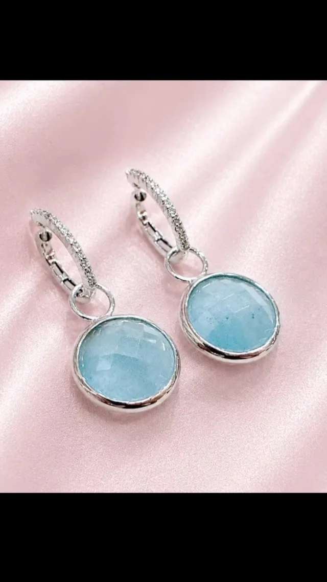 夏を感じるピアス
ミルキーアクアマリン&ダイヤモンド

可愛らしさが魅力のラウンドタイプのアクアマリン
表面のカッティングがふんわりだけでなく
キラキラ感をプラスしてくれて
元気な印象へ。

ダイヤモンドのフープピアスだけでも使えるデザインで
コーディネートに合わせて雰囲気をガラリと変えられるのも
嬉しいポイント♪

お好きなカラーやストーンを選んで
オリジナルタイプでオーダーするのも楽しいですよ✴︎

@hitomihama_official 

#アクアマリン
#ピアス
#夏ファッション
#夏色
#オーダージュエリー