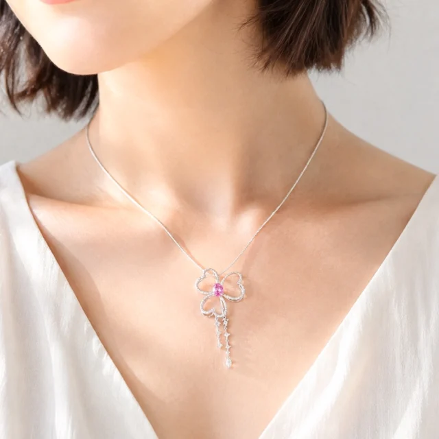 シースルー感で涼やかに
ハートの花びらからダイヤモンドの雫が流れる
ピンクサファイヤのジュエリー

デコルテに煌めきをプラスしながら
透け感のあるデザインが肌を美しく魅せてくれます

ピンクサファイヤ&ダイヤモンドで描く
自然の美しさ
やわからなカーブで描かれたフラワーモチーフは
上品でありながらも優しさあふれるデザインに。

ペンダントトップとしても、ブローチとしても使える2wayジュエリーです♪

@hitomihama_official 

#ピンクサファイヤ
#ブローチ
#サマージュエリー
#フラワー
#ペンダント